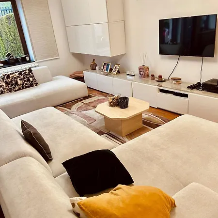 Πανσιόν Private With King Size Bed - Shared Bathroom 4*